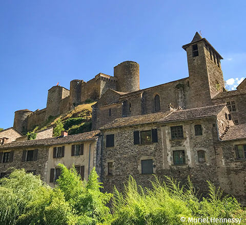 Brousse le Château est situé à 7 km du camping l'Ecrin vert en Aveyron