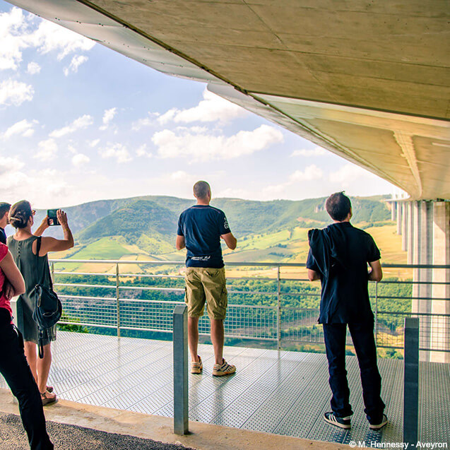 Viaduc de Millau à 46 km du Domaine L’Écrin Vert – Camping en Occitanie