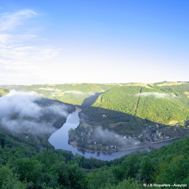 Rivière de l’Aveyron, aux alentours du Domaine L’Écrin Vert – Camping en Occitanie