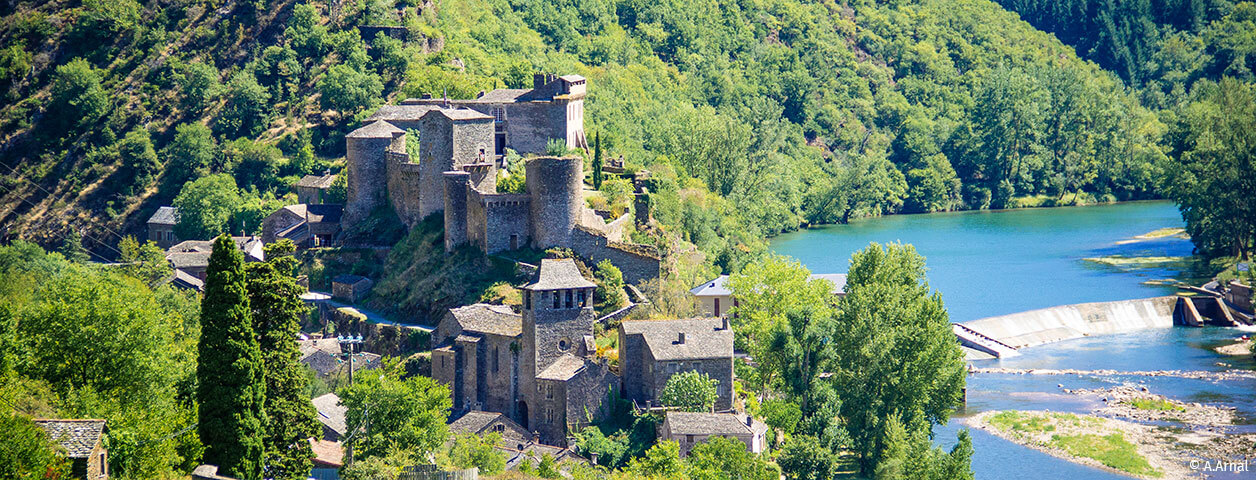 The medieval village of Brousse-le-Château is located less than 15 minutes from the Écrin Vert, a family campsite in Aveyron
