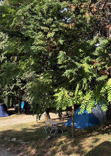 Emplacements pour tente en location au camping en Aveyron Domaine L’Écrin Vert 