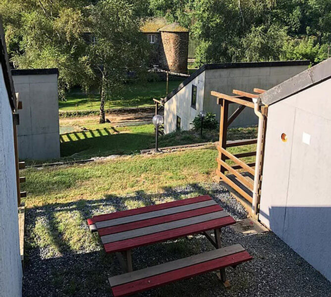 Terrasse du lodge confort 4 personnes, en location au Domaine L’Écrin Vert en Aveyron