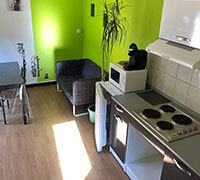  The kitchen of the 4-person comfort lodge for rent at the Écrin Vert campsite in Aveyron