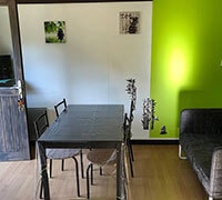  The dining area of the 4-person comfort lodge for rent at the Écrin Vert campsite in Aveyron