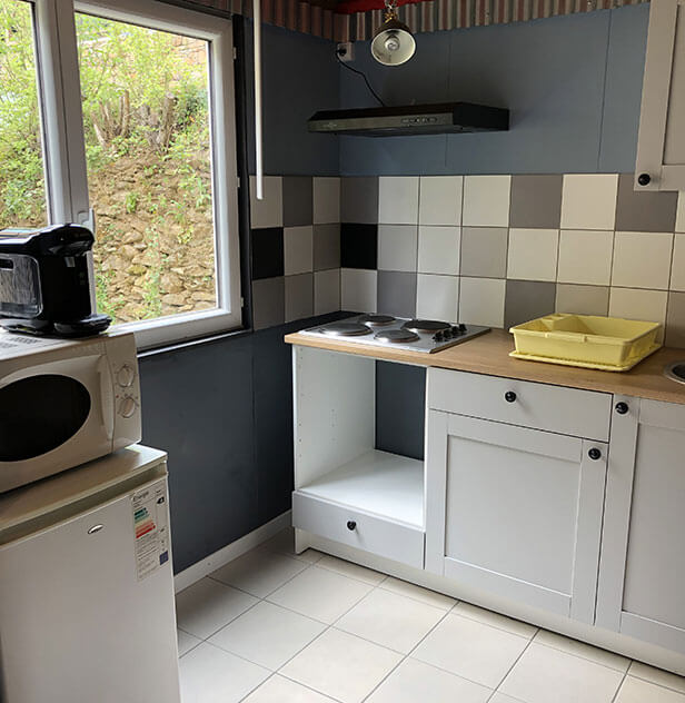 The kitchen of the 6-person comfort lodge for rent, at the Écrin Vert campsite located at the foot of the Lincou castle