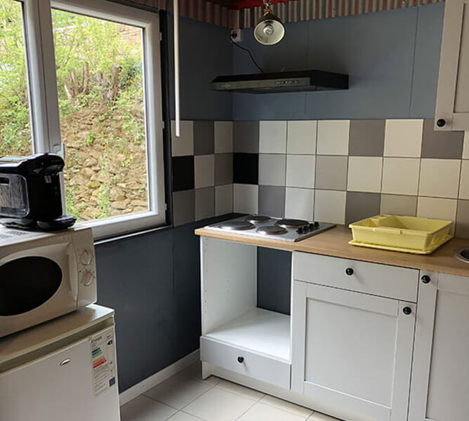 Coin cuisine des lodge confort 6 personnes, en location au Domaine L’Écrin Vert en Occitanie