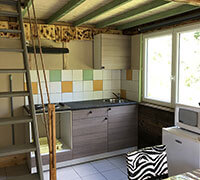 La cuisine du lodge confort 6 personnes en location, au camping l'Ecrin vert proche de Rodez