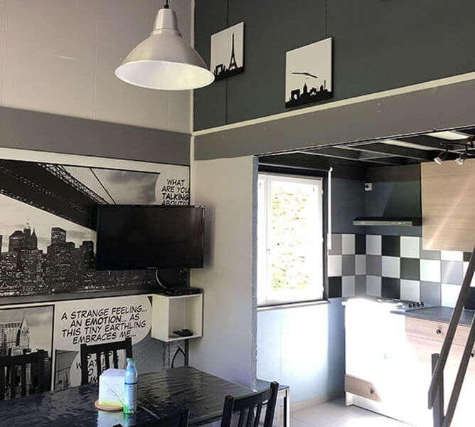 Coin cuisine du lodge PMR, en location au Domaine L’Écrin Vert en Occitanie