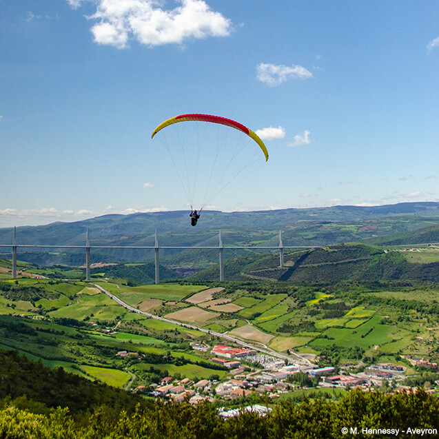 Activité parapente au-dessus de Millau 