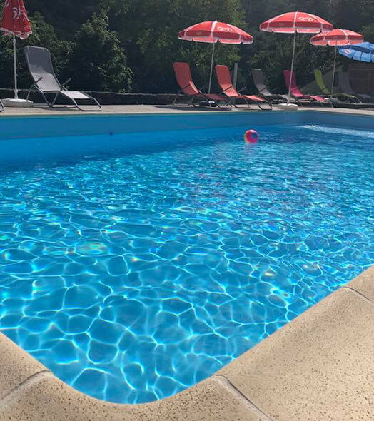 La piscine extérieure chauffée du Domaine L’Écrin Vert camping nature en Aveyron
