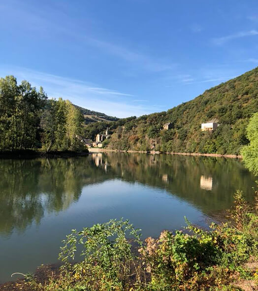 La rivière au cœur de la vallée du Tarn : Domaine L’Écrin Vert camping nature en Aveyron
