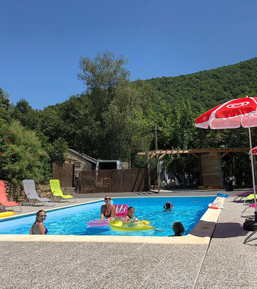 Camping en Aveyron Domaine L’Écrin Vert : piscine extérieure chauffée